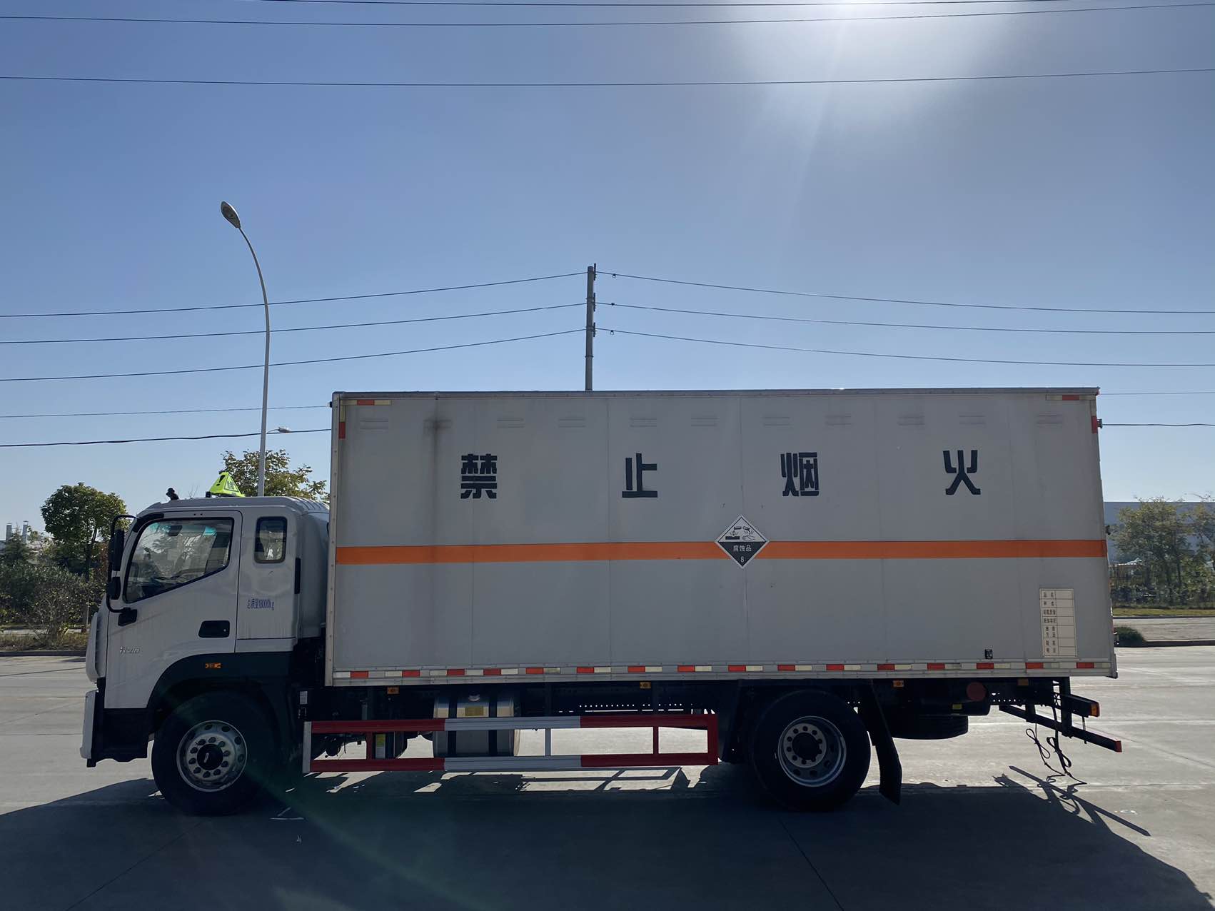 ballbet贝博艾弗森牌CSC5180XFWB6腐蚀性物品厢式运输车